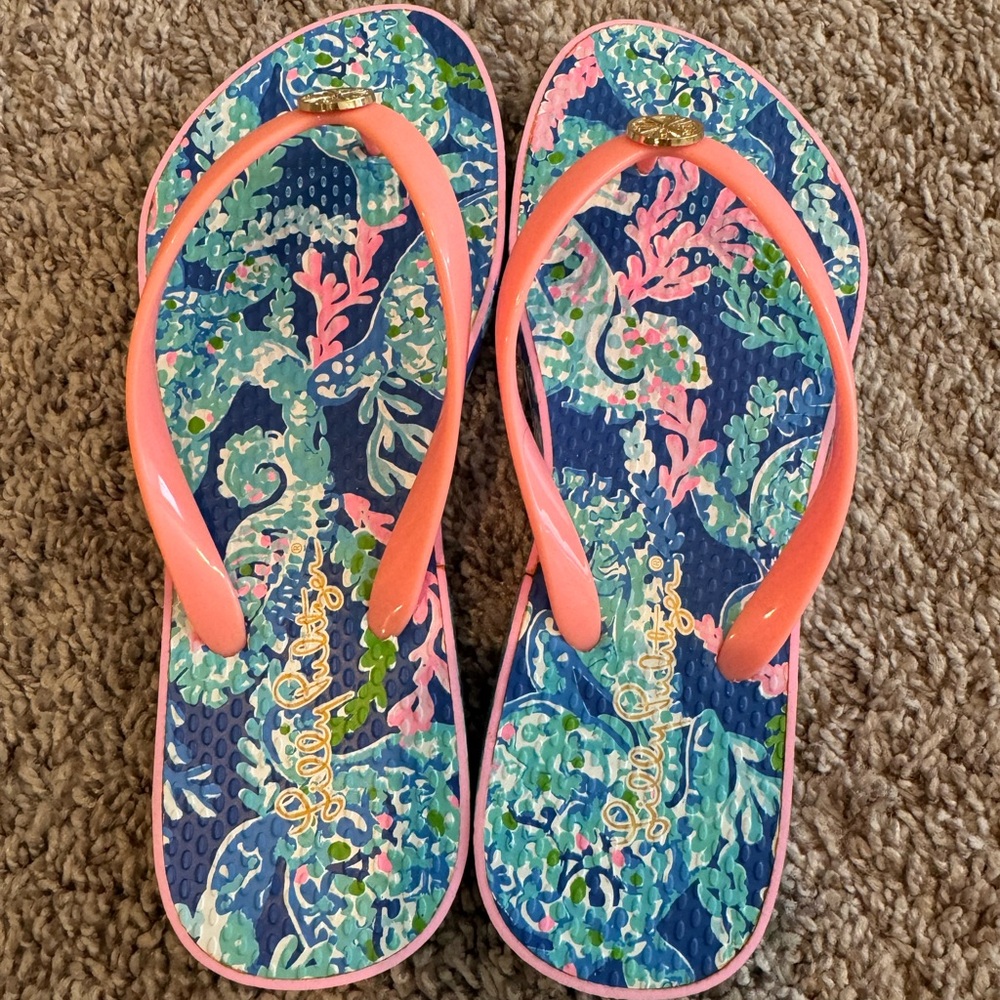 Gently used Lilly Pulitzer pool flip flop 5/6